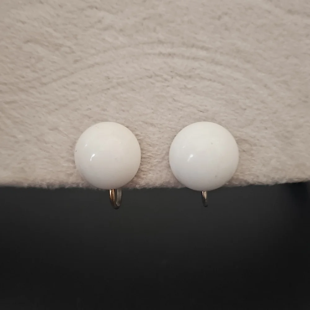 Vintage White Round Screwback Earrings 🎲